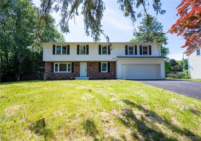 1st image of 7124 Ridgewood Dr, Lockport, NY 14094 | MLS# B1694583