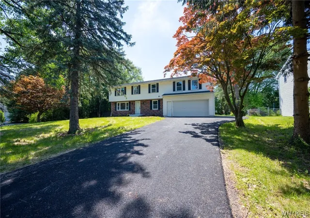 2nd image of 7124 Ridgewood Dr, Lockport, NY 14094 | MLS# B1694583