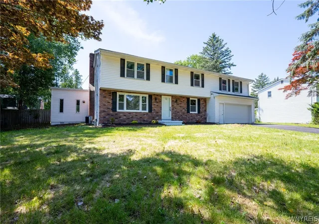 3rd image of 7124 Ridgewood Dr, Lockport, NY 14094 | MLS# B1694583