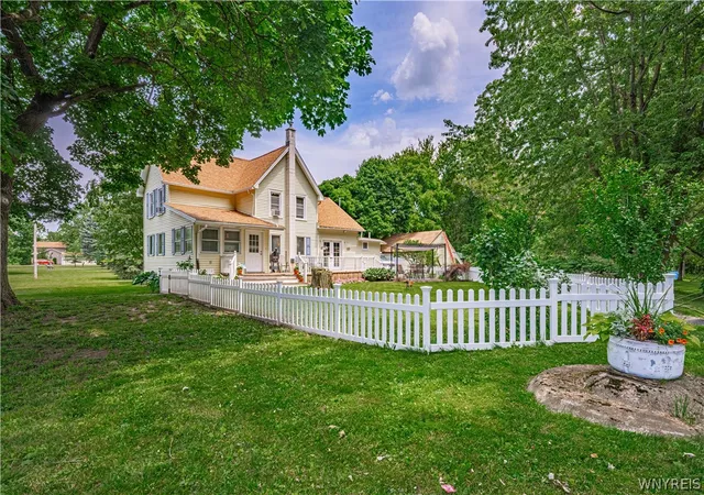 Photo 4 of Sale Pending at 110 Center St, Lockport, NY 14094 | MLS# B1694749 | Listing updated on 2026-07-22