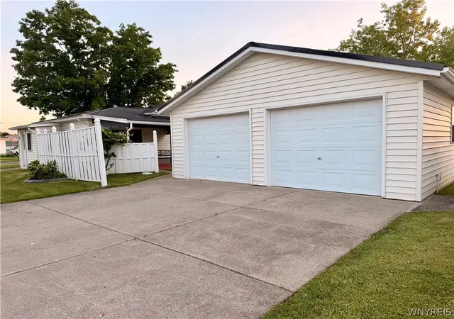 Photo 3 of Single family home for sale at 96 Della Dr, Buffalo, NY 14218 | MLS# B1694728 | Listing updated on 2026-08-01