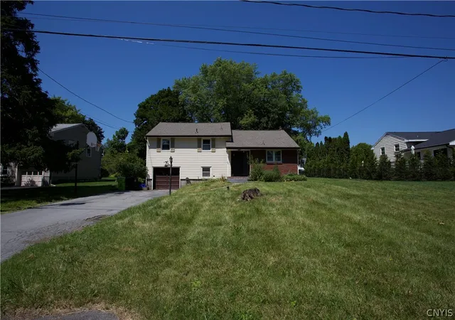 Photo 2 of Single family home for sale at 111 Pembrook Dr, Fayetteville, NY 13066 | MLS# S1694902 | Listing updated on 2026-08-04