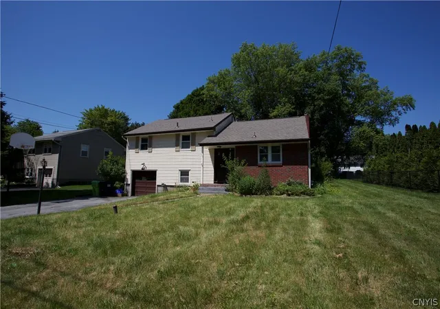 Photo 4 of Single family home for sale at 111 Pembrook Dr, Fayetteville, NY 13066 | MLS# S1694902 | Listing updated on 2026-08-04
