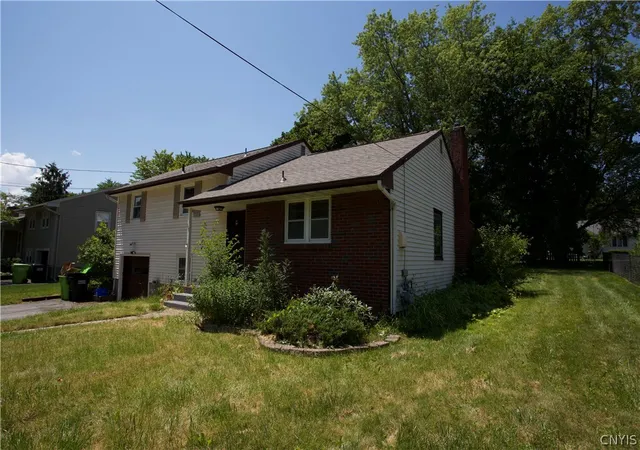 Photo 5 of Single family home for sale at 111 Pembrook Dr, Fayetteville, NY 13066 | MLS# S1694902 | Listing updated on 2026-08-04