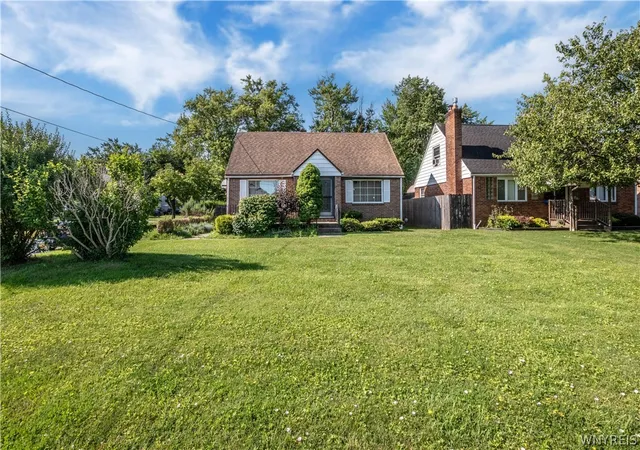Homes for sale in Lancaster, NY | 2047 Como Park Blvd, Lancaster, NY 14086 | MLS# B1694860