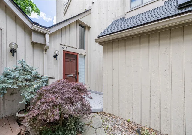 Photo 3 of Sale Pending at 957 East Ave, Rochester, NY 14607 | MLS# R1694938 | Listing updated on 2026-07-20