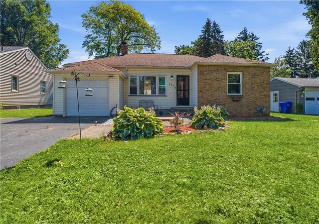 Homes for sale in Greece, NY | 167 Ridgemont Dr, Greece, NY 14626 | MLS# R1694844