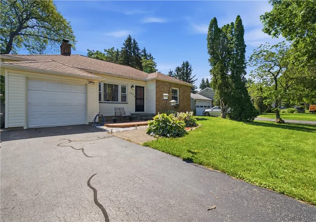Homes for sale in Greece, NY | 167 Ridgemont Dr, Greece, NY 14626 | MLS# R1694844