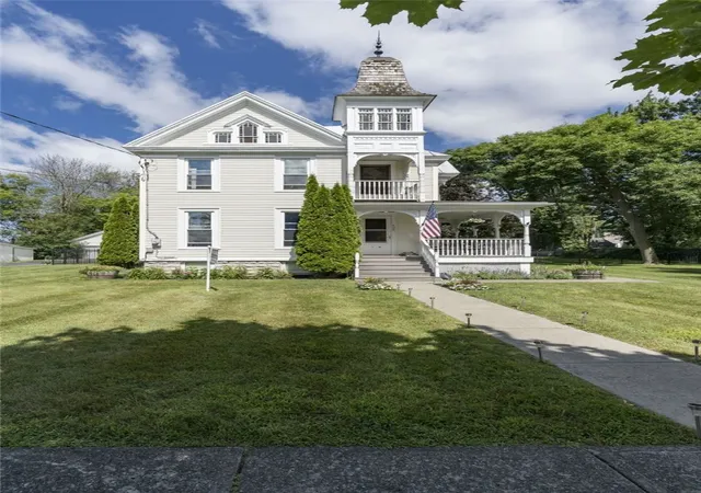 Photo 3 of Single family home for sale at 208 S Broad St, Sackets Harbor, NY 13685 | MLS# R1694964 | Listing updated on 2026-07-27