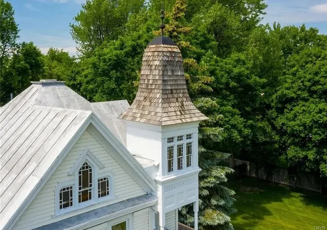 Photo 4 of Single family home for sale at 208 S Broad St, Sackets Harbor, NY 13685 | MLS# R1694964 | Listing updated on 2026-07-27