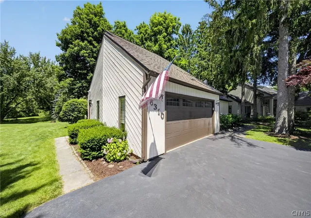 3rd image of 6310 Yulewood Cir, Cicero, NY 13039 | MLS# S1694878