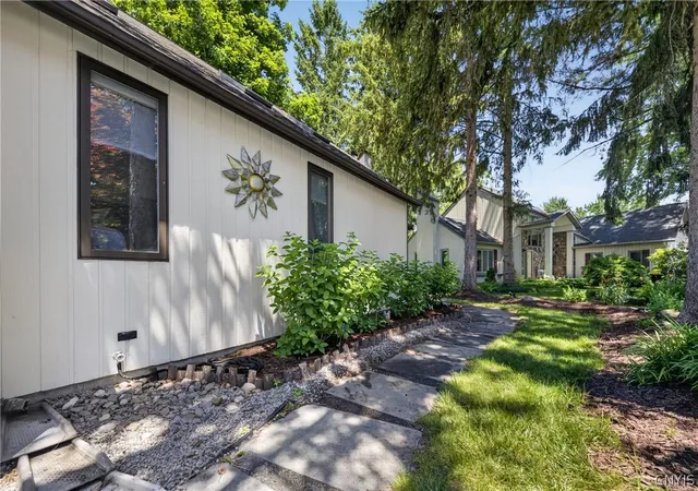 5th image of 6310 Yulewood Cir, Cicero, NY 13039 | MLS# S1694878