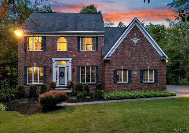1st image of 914 Underhill Rd, East Aurora, NY 14052 | MLS# B1694659