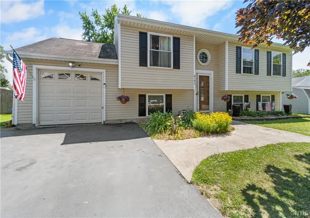 Photo 4 of Single family home for sale at 8193 Rizzo Dr, Clay, NY 13041 | MLS# S1695069 | Listing updated on 2026-07-20