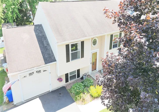 Photo 5 of Single family home for sale at 8193 Rizzo Dr, Clay, NY 13041 | MLS# S1695069 | Listing updated on 2026-07-20