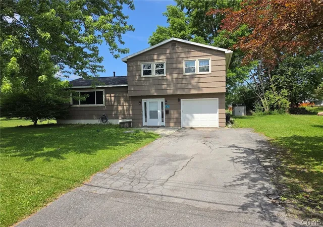 1st image of 17 Hummingbird Path, Liverpool, NY 13090 | MLS# S1693817