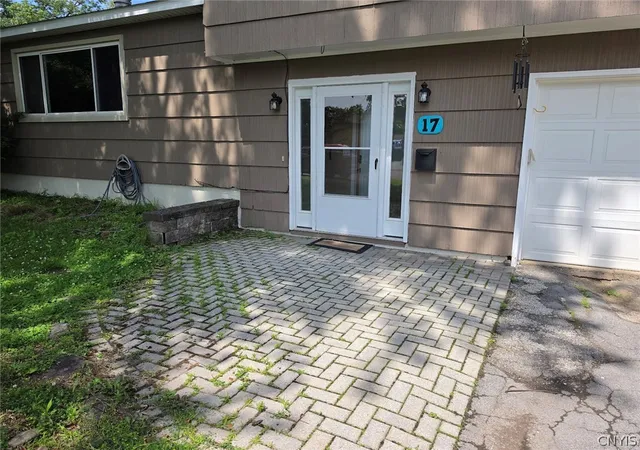 3rd image of 17 Hummingbird Path, Liverpool, NY 13090 | MLS# S1693817