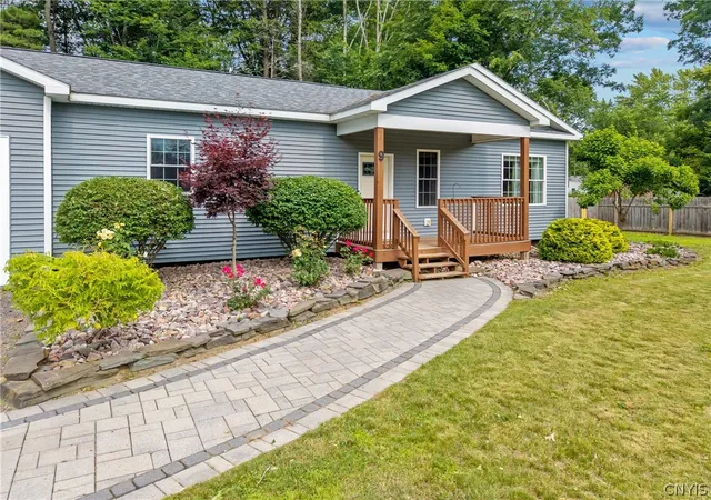 Homes for sale in Schroeppel, NY | 9 Oak Dr, Schroeppel, NY 13132 | MLS# S1695123