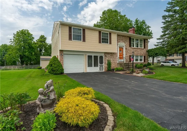 2nd image of 116 Roycroft Dr, Buffalo, NY 14224 | MLS# B1695154
