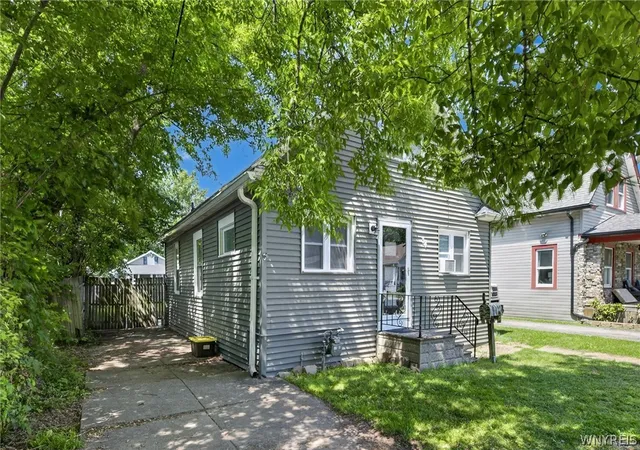 Homes for sale in Tonawanda, NY | 34 Loretta St, Tonawanda, NY 14150 | MLS# B1693942
