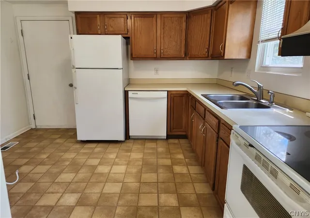 Photo 4 of Sale Pending at 8413 Fathom Dr, Baldwinsville, NY 13027 | MLS# S1692741 | Listing updated on 2026-07-27