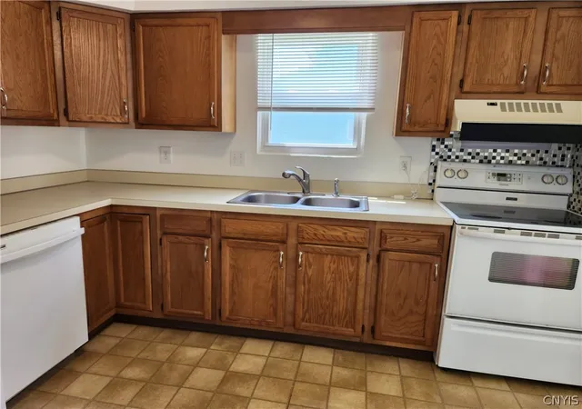 Photo 5 of Sale Pending at 8413 Fathom Dr, Baldwinsville, NY 13027 | MLS# S1692741 | Listing updated on 2026-07-27