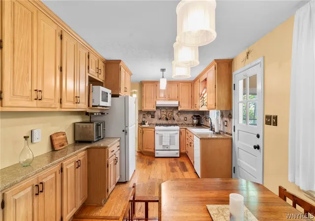 4th image of 708 The Circle Dr, Lewiston, NY 14092 | MLS# B1694191