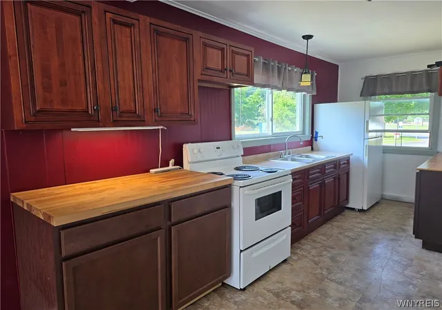 Photo 3 of Sale Pending at 1027 Gwinn St, Medina, NY 14103 | MLS# B1695391 | Listing updated on 2026-07-13