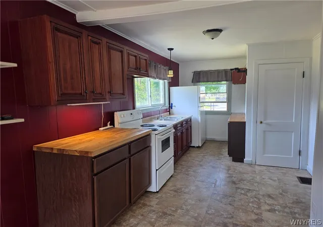Photo 4 of Sale Pending at 1027 Gwinn St, Medina, NY 14103 | MLS# B1695391 | Listing updated on 2026-07-13