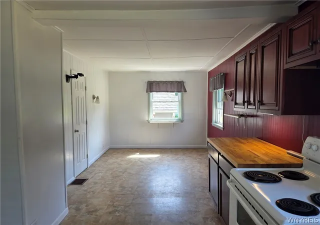 Photo 5 of Sale Pending at 1027 Gwinn St, Medina, NY 14103 | MLS# B1695391 | Listing updated on 2026-07-13