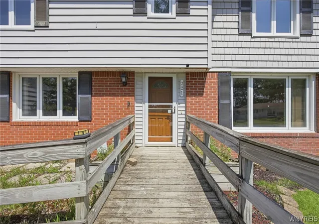 Homes for sale in Tonawanda, NY | 221 Woodmere Dr, Tonawanda, NY 14150 | MLS# B1695223