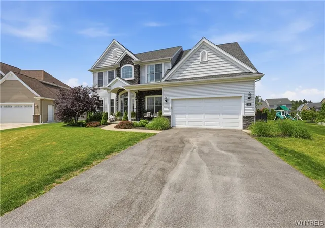 2nd image of 14 Silent Meadow Ln, Lancaster, NY 14086 | MLS# B1695251