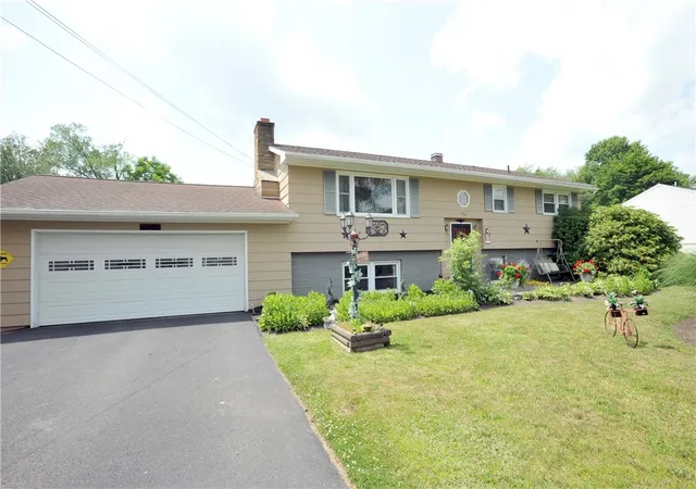 Photo 1 of Single family home for sale at 261 Oriole Dr, Horseheads, NY 14845 | MLS# R1695273 | Listing updated on 2026-07-22