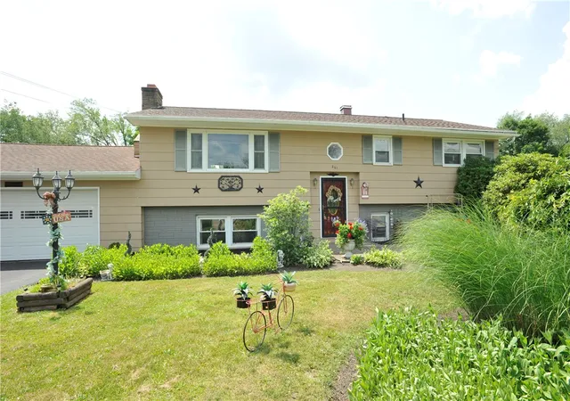 Photo 2 of Single family home for sale at 261 Oriole Dr, Horseheads, NY 14845 | MLS# R1695273 | Listing updated on 2026-07-22