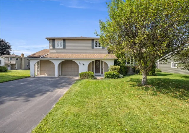 2nd image of 225 Sandoris Cir, Rochester, NY 14622 | MLS# R1695489