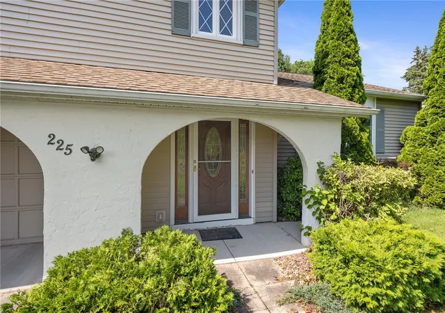 3rd image of 225 Sandoris Cir, Rochester, NY 14622 | MLS# R1695489