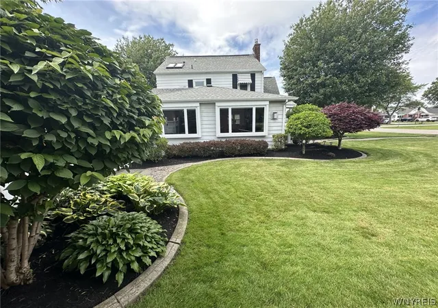 Photo 3 of Sale Pending at 2921 Shenandoah Dr, Hamburg, NY 14075 | MLS# B1695421 | Listing updated on 2026-07-13