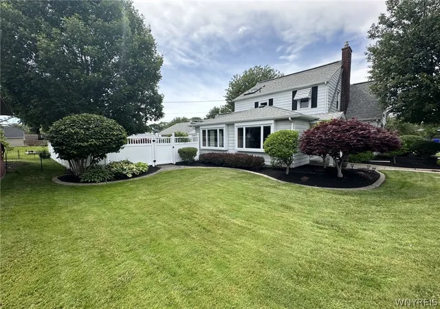 Photo 3 of Sale Pending at 2921 Shenandoah Dr, Hamburg, NY 14075 | MLS# B1695421 | Listing updated on 2026-07-13