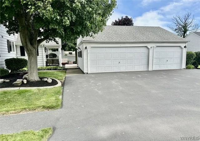 Photo 4 of Sale Pending at 2921 Shenandoah Dr, Hamburg, NY 14075 | MLS# B1695421 | Listing updated on 2026-07-13