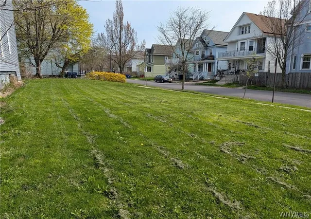 4th image of 393 Hampshire St, Buffalo, NY 14213 | MLS# B1695131