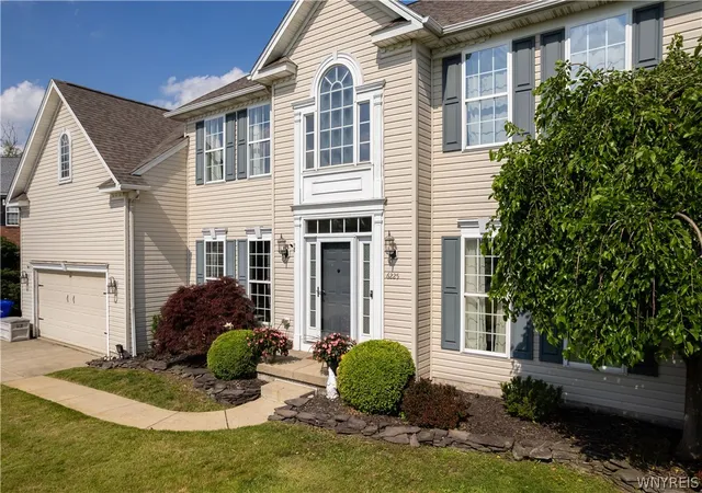 Homes for sale in Clarence, NY | 6225 Country Walk Ct, Clarence, NY 14032 | MLS# B1695422