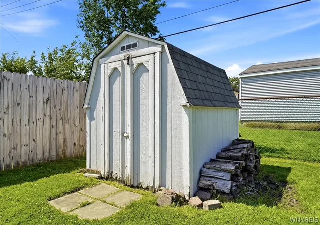 Homes for sale in Cheektowaga, NY | 92 Sprucewood Dr, Cheektowaga, NY 14227 | MLS# B1695652