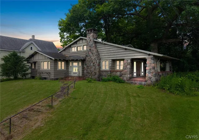 1st image of 1035 Oak St, Syracuse, NY 13203 | MLS# S1695204
