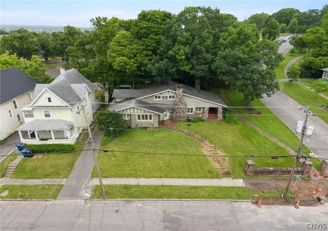 2nd image of 1035 Oak St, Syracuse, NY 13203 | MLS# S1695204