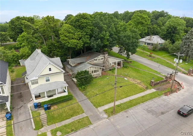 3rd image of 1035 Oak St, Syracuse, NY 13203 | MLS# S1695204