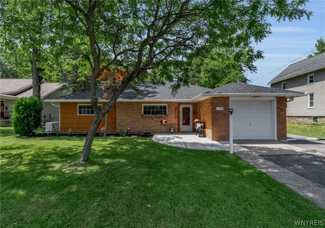 Homes for sale in North Tonawanda, NY | 1794 Sweeney St, North Tonawanda, NY 14120 | MLS# B1695758