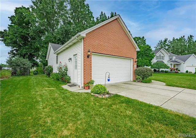 3rd image of 2618 Kusum Ct, Wheatfield, NY 14304 | MLS# B1695346