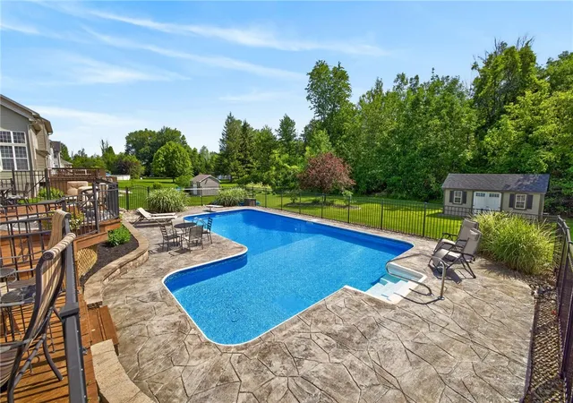 3rd image of 12 Shady Pine Ln, Rochester, NY 14612 | MLS# R1695956