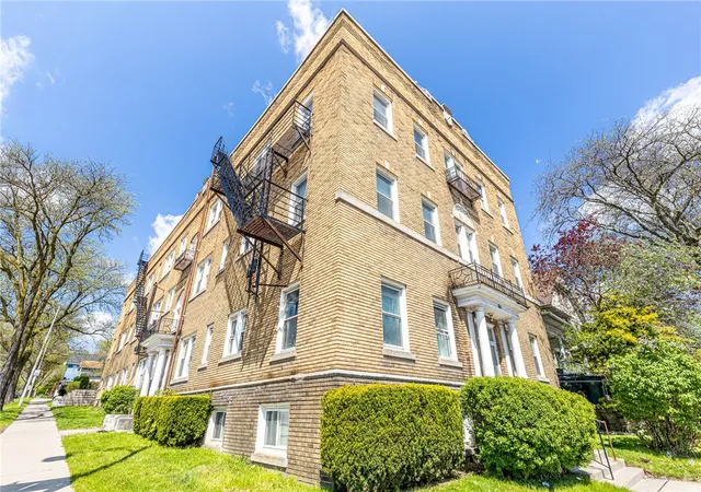 2nd image of 865 Lake Ave, Rochester, NY 14613 | MLS# R1695874