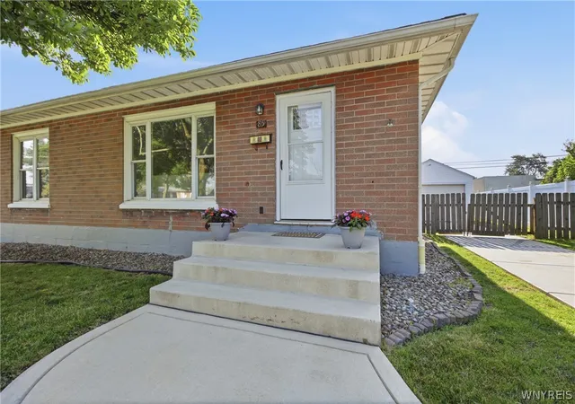 Photo 3 of Sale Pending at 85 Emerson Dr, Buffalo, NY 14226 | MLS# B1695514 | Listing updated on 2026-08-01